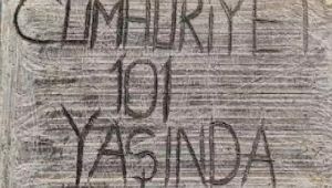 Cumhuriyetin 101. Yılına Çiftçinin Anlamlı Mesajı: "Cumhuriyet 101 Yaşında" Yazılı Tarla