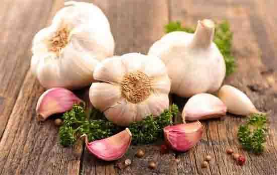 Raw garlic every day? The surprising science-backed benefits you should know